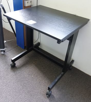 l'image d'un bureau sur lequel se trouve un ordinateur