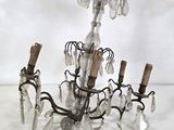 une image représentant un lustre auquel sont suspendus de nombreux cristaux