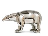 une statue en argent représentant un ours polaire sur fond blanc