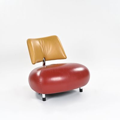 une image représentant une chaise rouge et marron sur fond blanc