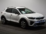 un 4x4 blanc garé dans une pièce au sol en damier