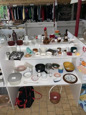 une table sur laquelle sont posés de nombreux objets dans une pièce