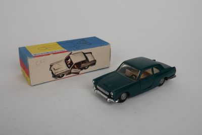une petite voiture jouet posée à côté d'une boîte