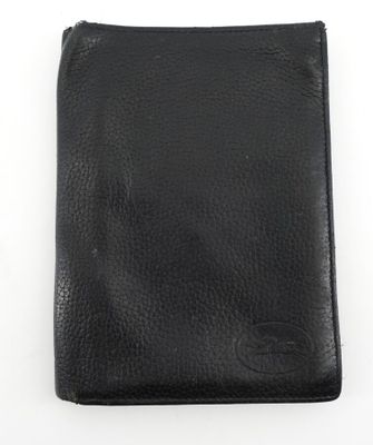 portefeuille en cuir noir sur fond blanc, muni d'un emplacement pour carte bancaire