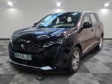 vue de face d'une voiture noire garée sur un sol à damier