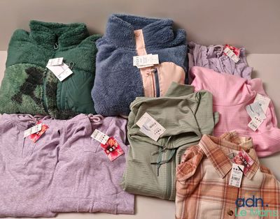 un tas de vêtements posés sur une table