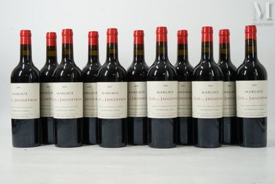 six bouteilles de vin rouge alignées sur une table
