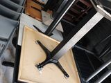 de nombreuses chaises et tables dans une pièce où se trouvent déjà une table et des chaises