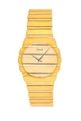 gros plan d'une montre-bracelet en or sur fond blanc