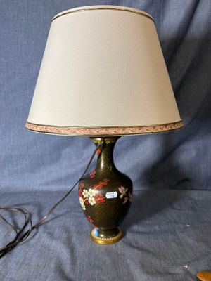 une lampe posée sur une table à côté d'une lampe
