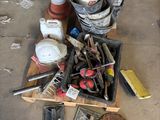 une caisse remplie d'outils posée par terre dans un garage