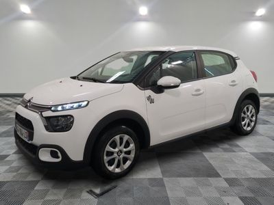 la citrole blanche est garee sur un carrelage en damier