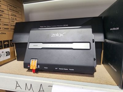 une boîte contenant du matériel électronique, posée sur une étagère dans un magasin