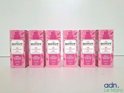 quatre boîtes de lotion Botot posées les unes à côté des autres sur une table