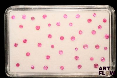un plateau orné de petits pois roses sur fond noir
