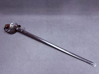 l'image d'une longue épée ornée d'une tête de mort