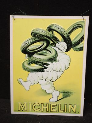 une ancienne enseigne « Michel Tire » est affichée sur un fond noir