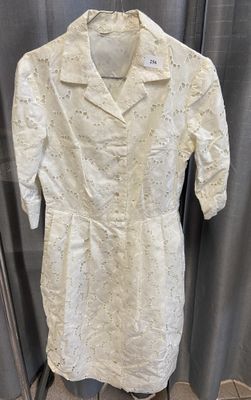 1 robe en coton, tissu à motifs de jours (ht : +/- 102 cm)
