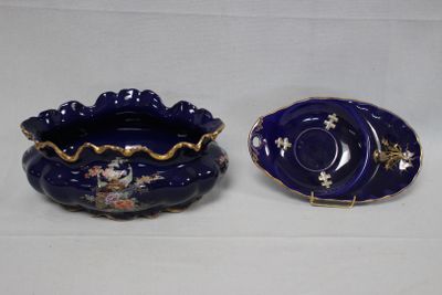 une paire de bols en porcelaine bleue et dorée, accompagnés d'une soucoupe