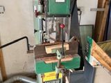 une machine qui se trouve dans un garage