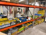 de nombreuses boîtes et caisses sur les étagères de l'entrepôt