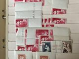 la photo d'un livre portant de nombreux timbres
