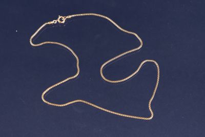 une image représentant un collier avec une chaîne en or sur fond bleu
