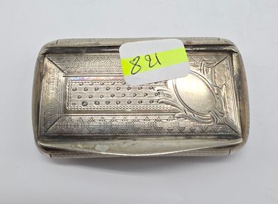 une petite boîte en argent sur laquelle est accrochée une étiquette