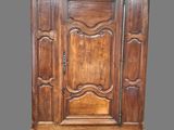une vieille armoire en bois avec une porte et un tiroir sur le dessus