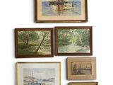 de nombreuses photos accrochées au mur de cette pièce