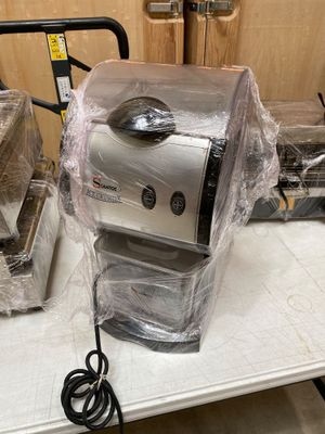une cafetière posée sur une table recouverte d'un film plastique