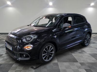 un SUV Fiat noir garé sur un sol à damier dans un showroom