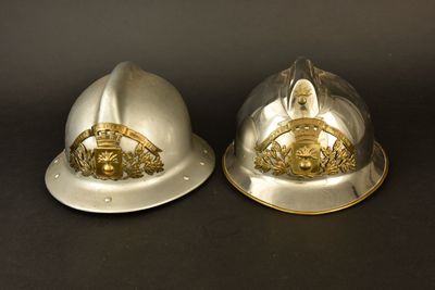 deux casques posés l'un à côté de l'autre
