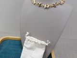 un collier et un sac exposés sur une table