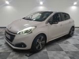 la petite voiture blanche est garée dans le garage sur un sol en damier