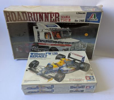 une image d'un modèle de voiture de course dans une boîte