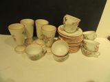 plusieurs tasses et soucoupes posées sur une table