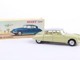 une image représentant une petite voiture avec une boîte posée sur une surface blanche