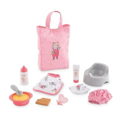 Ensemble de cuisine pour poupée avec un sac rose et des ustensiles, sur fond blanc