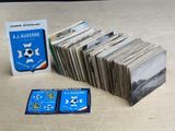 beaucoup de cartes posées les unes à côté des autres sur la table