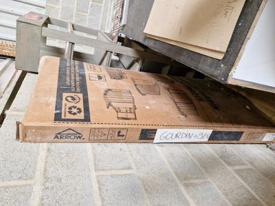 une boîte en carton posée sur une autre boîte posée par terre
