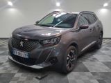 la voiture grise est garée dans le garage sur un sol en damier