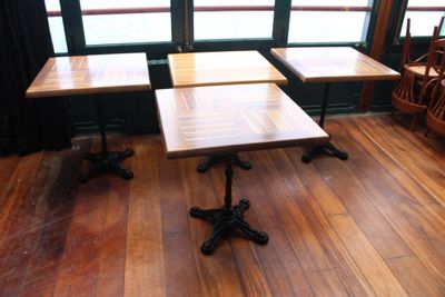 trois tables posées à même le sol dans la pièce
