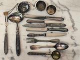 beaucoup de cuillères en argent et de cuillères sur la table