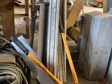 un grand nombre d'outils posés sur le sol