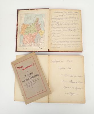 trois vieux livres sont ouverts sur une surface blanche, avec une carte en arrière-plan