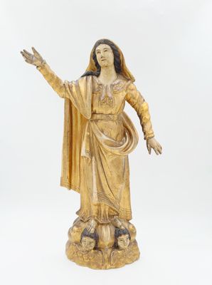 statue en or représentant une femme la main levée