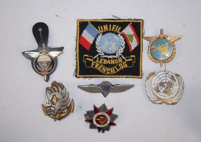 de nombreux insignes disposés sur un fond blanc