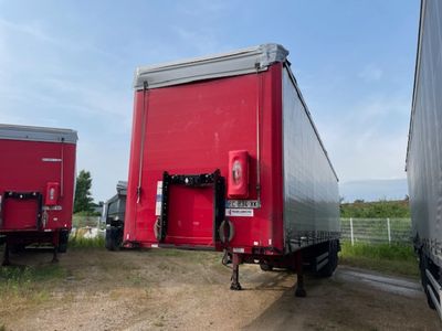 deux semi-remorques garées l'une à côté de l'autre sur le bord de la route