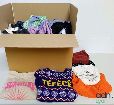 une boîte en carton remplie de vêtements et un t-shirt
